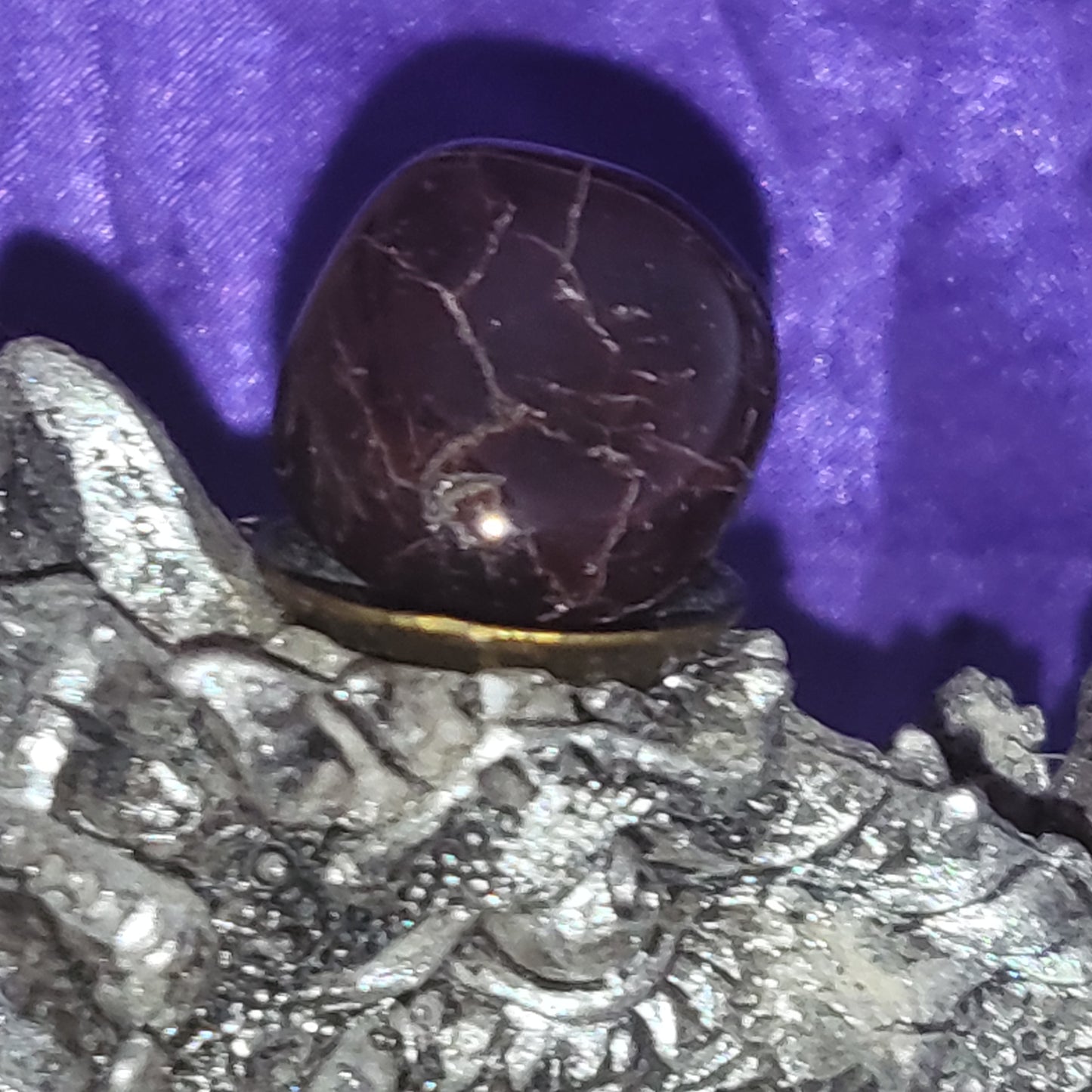 Bild på en granat på ett ställ