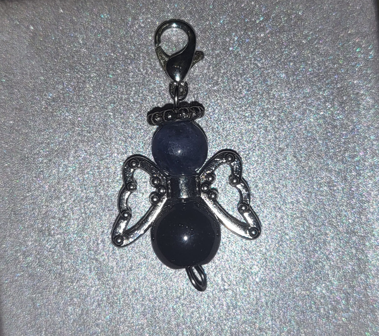 Klarhetsängeln – Hematit & Sodalit